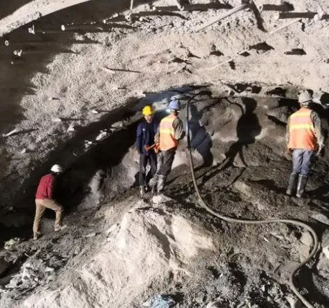 大英拱顶带模注浆料的施工流程及注意事项